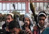 الحوثيون يستولون على مقار للدولة في تعز